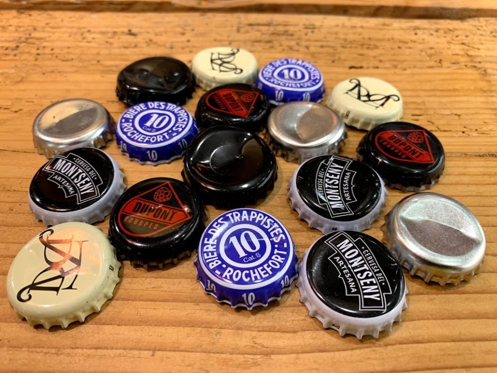 Detall de les xapes en el Tast de cerveses artesanes Abricoc